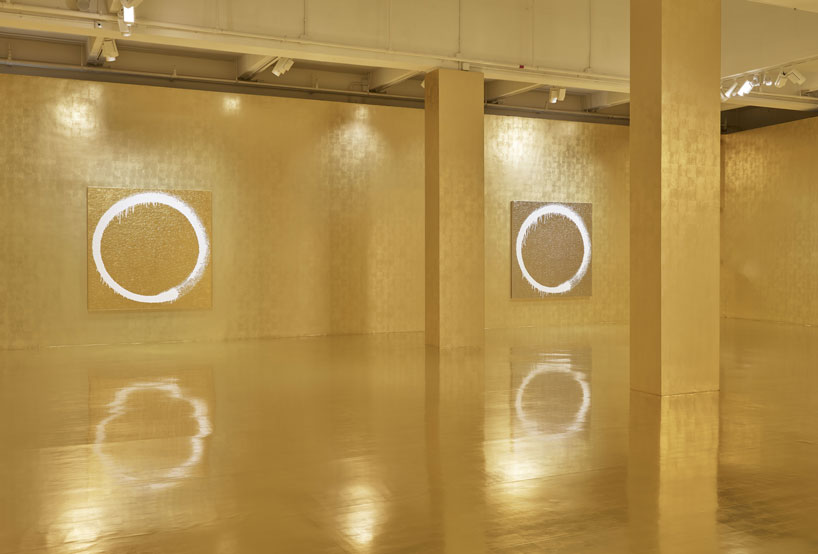 takashi murakami ζωγραφίζει εκθεσιακό χώρο σε χρυσό για show hong kong