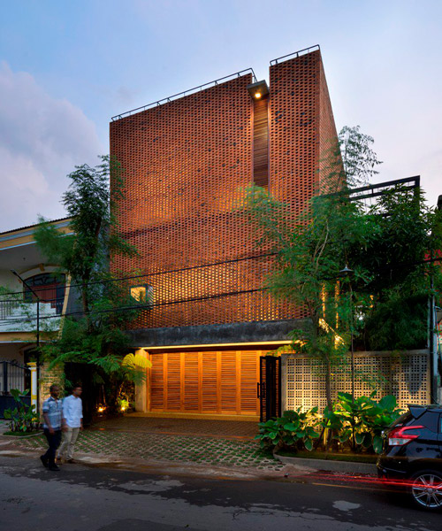 andyrahman brings elements of traditional indonesian architecture to 'omah boto'