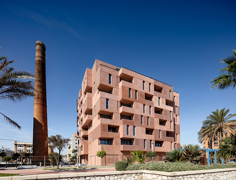 muñoz miranda designs residential complex in malaga with extruding volumes
