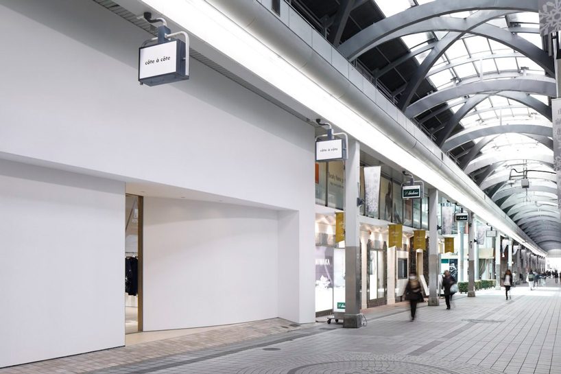 CASE-REAL suspends clothes on V-shaped metal racks at the côte à côte boutique