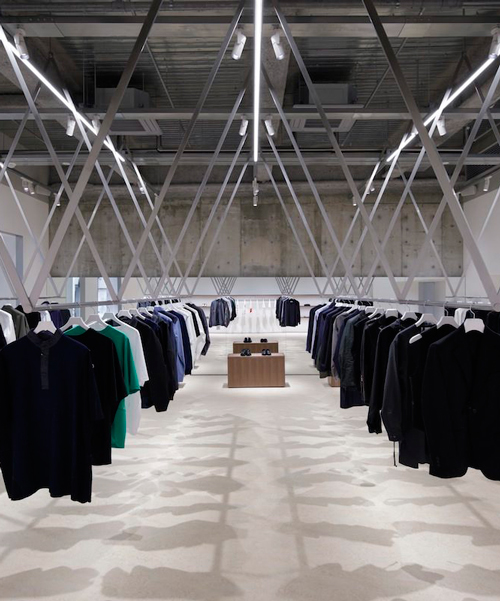CASE-REAL suspends clothes on V-shaped metal racks at the côte à côte boutique