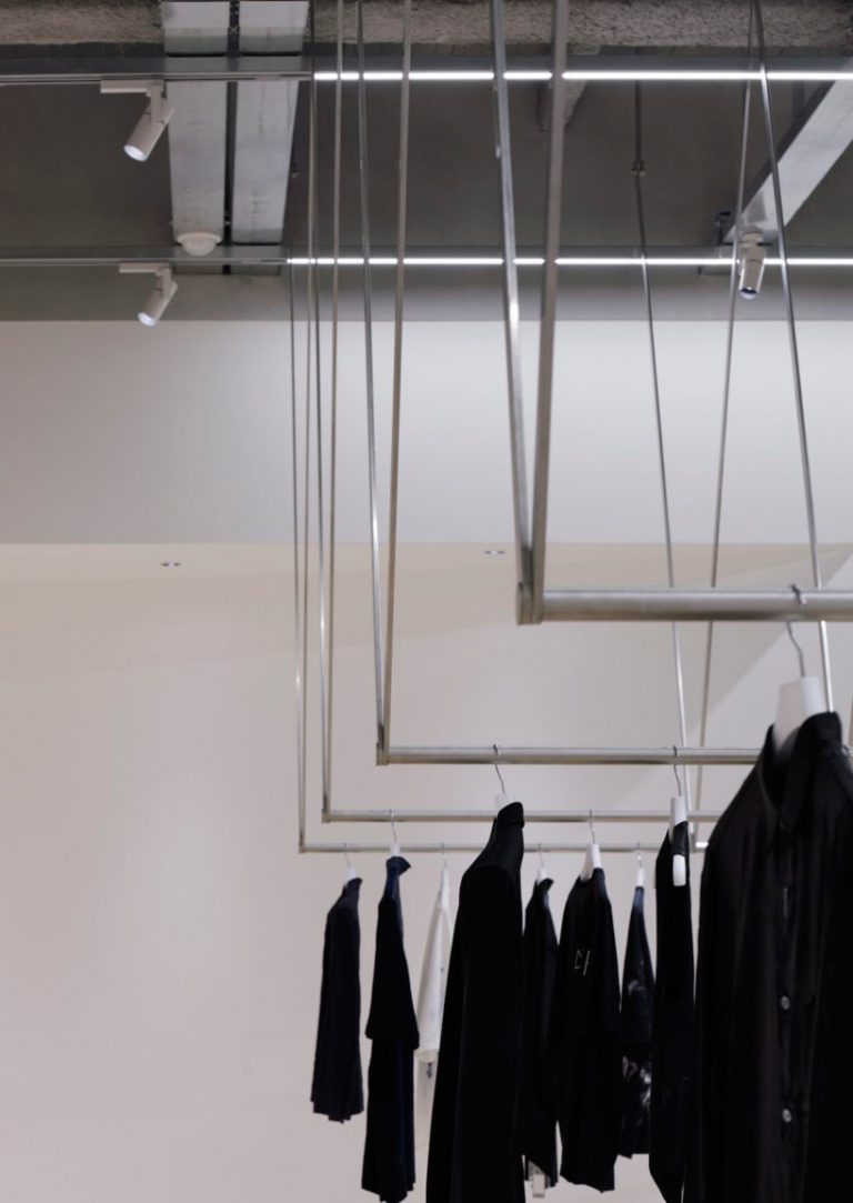 V Shape Rack Design CASE-REAL suspends clothes on V-shaped racks at côte à côte boutique