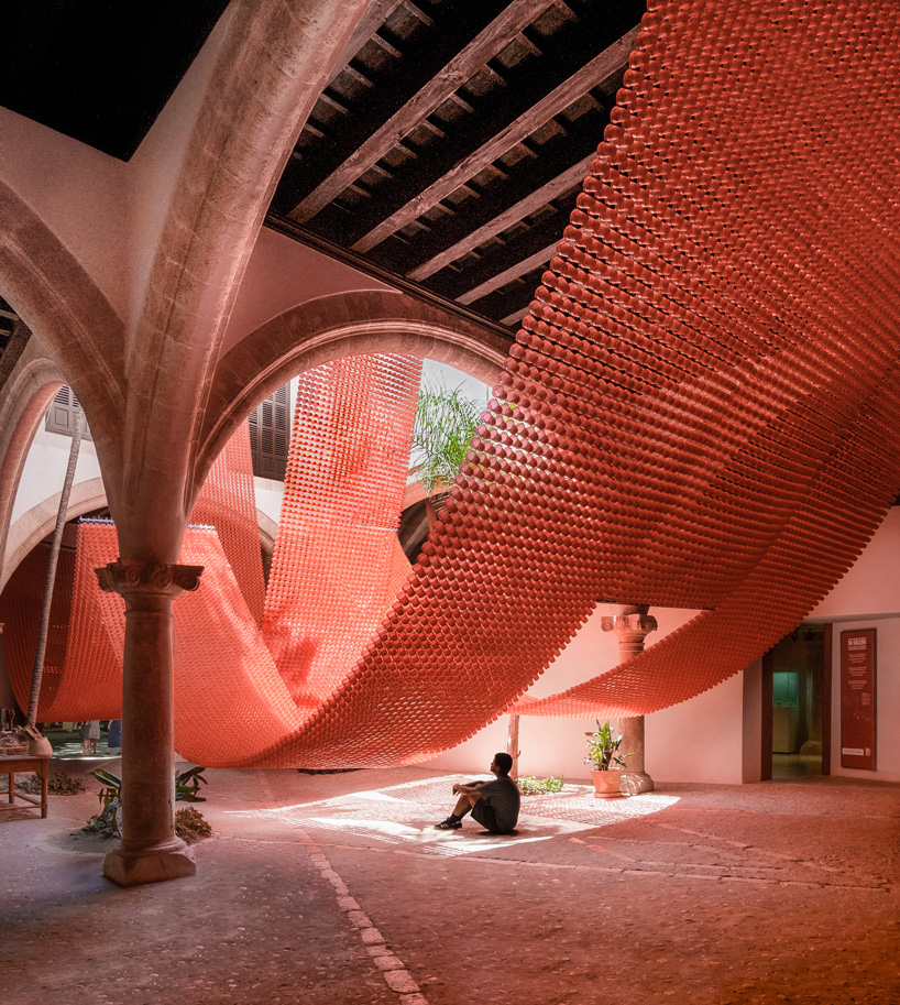 manuel bouzas + santiago de aguila install catenary meshes in a flores & prats building