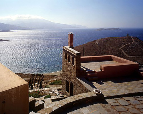 couvelas/kouvelas blends summer house into greek island's cliffside landscape