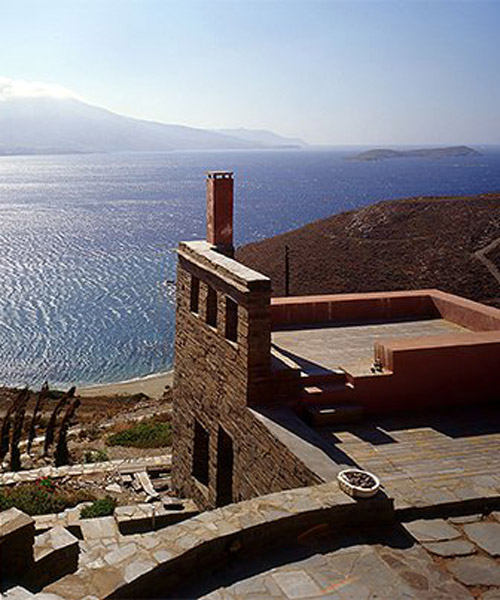 couvelas/kouvelas blends summer house into greek island's cliffside landscape