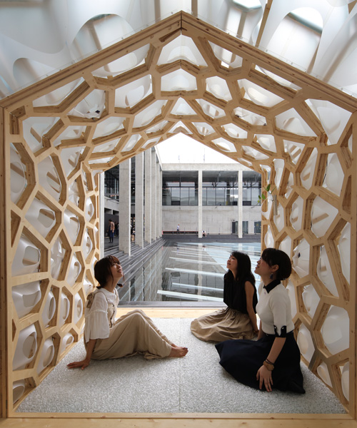 F.A.D.S + fujiki studio create a porous manifold as a japanese tearoom in tokyo