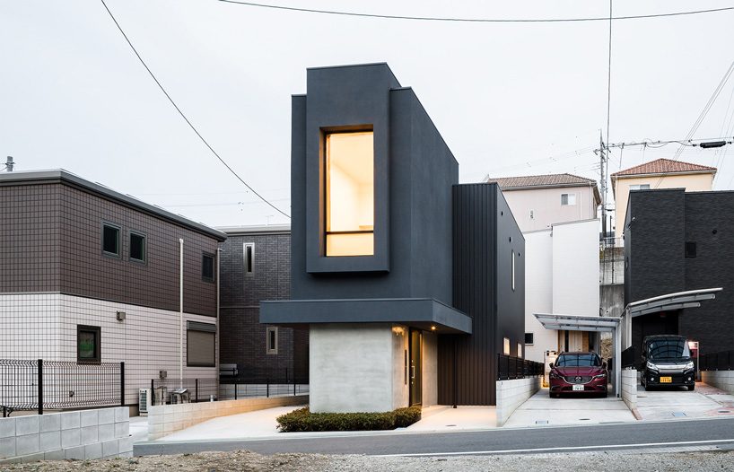 FORM/ kouichi kimura combines concrete + metal blocks for slender house in japan