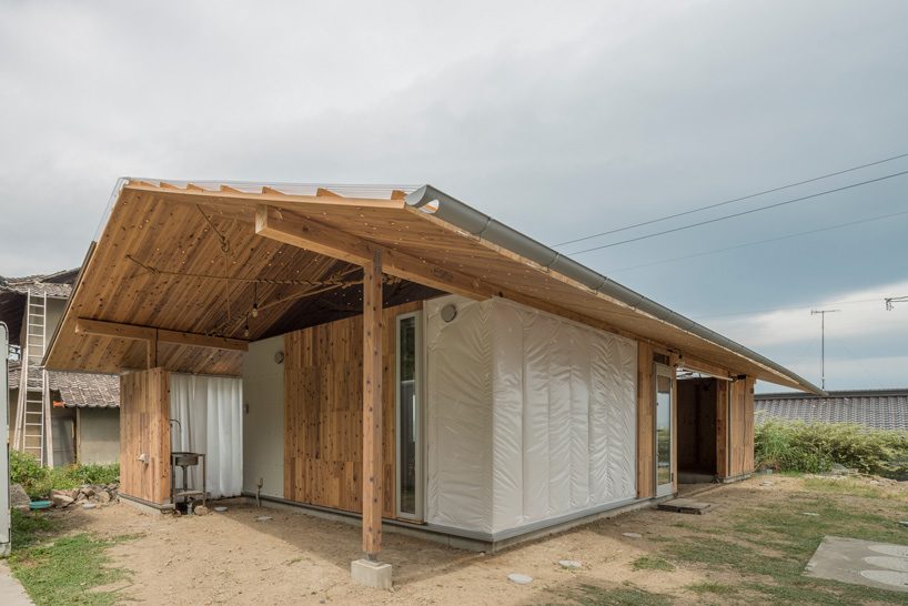 ICADA tops japanese house with roof of numerous knotholes resembling a starry sky