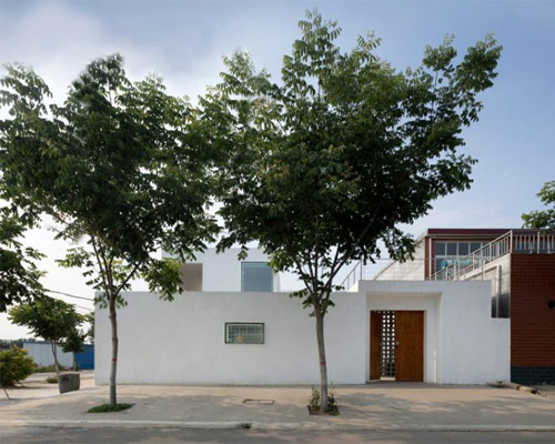LI WENXI architects encloses a house in a permeable boundary wall in chinese village