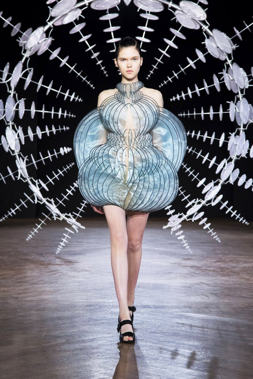 iris van herpen sculpts 'kinetic couture' that moves as models walk the  runway