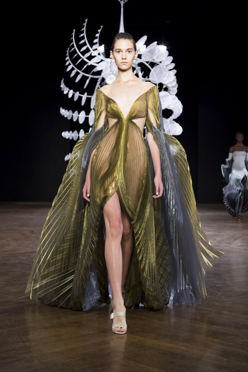 iris van herpen sculpts 'kinetic couture' that moves as models