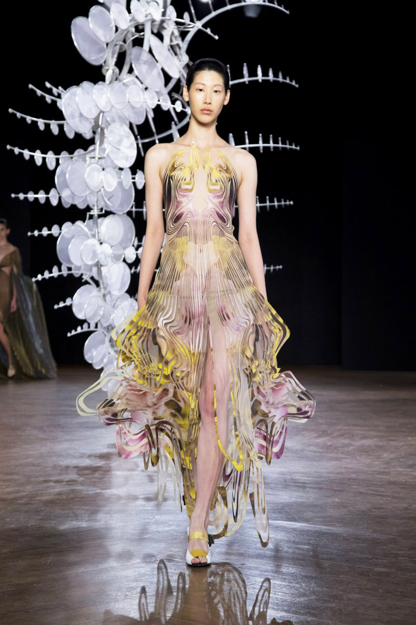 iris van herpen sculpts 'kinetic couture' that moves as models walk the  runway