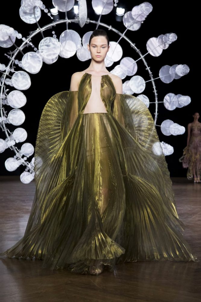 iris van herpen sculpts 'kinetic couture' that moves as models walk the ...