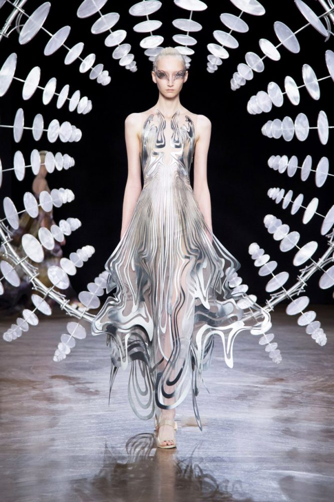 Iris Van Herpen Sculpts 'kinetic Couture' That Moves As Models Walk The ...