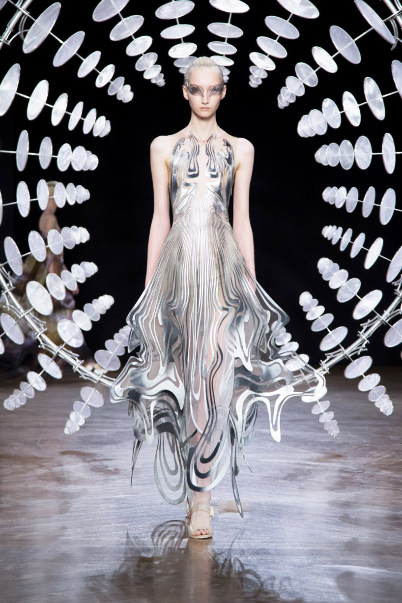 iris van herpen sculpts 'kinetic couture' that moves as models