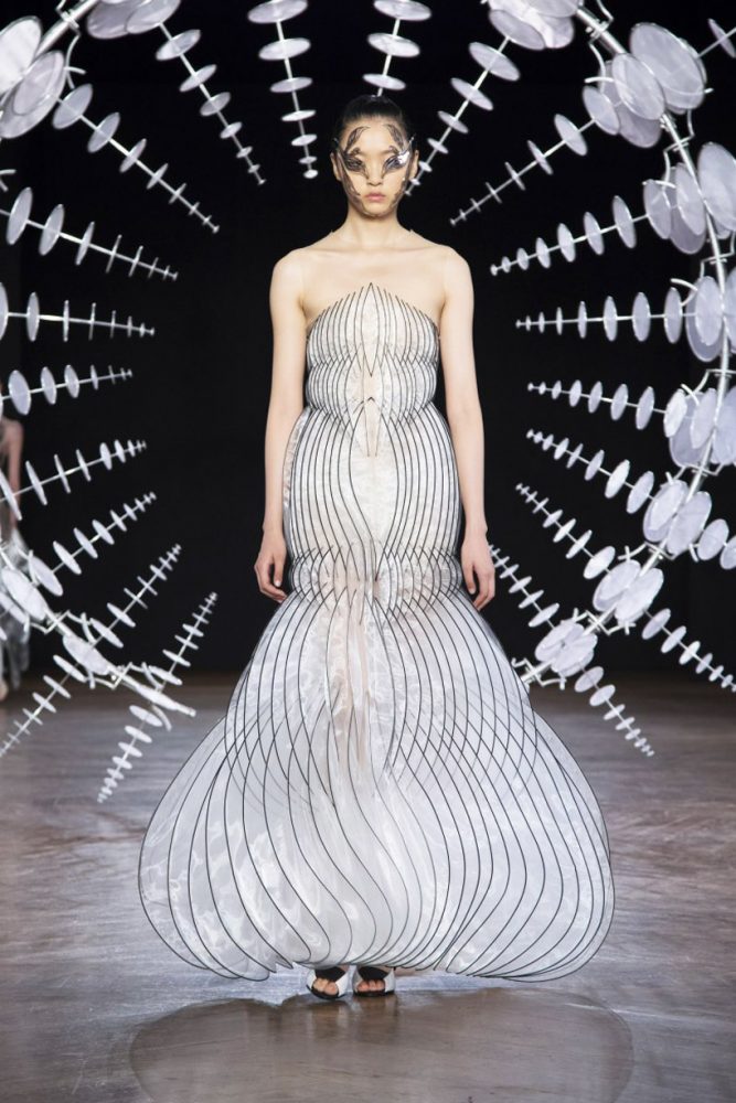 Iris Van Herpen Sculpts 'kinetic Couture' That Moves As Models Walk The ...