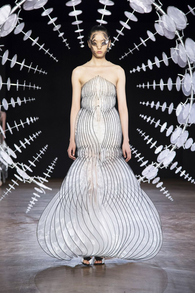 iris van herpen sculpts 'kinetic couture' that moves as models