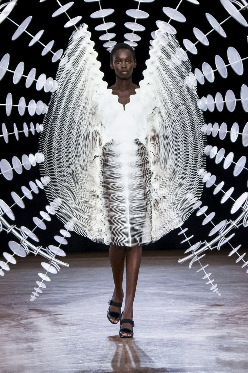 iris van herpen sculpts 'kinetic couture' that moves as models walk the runway
