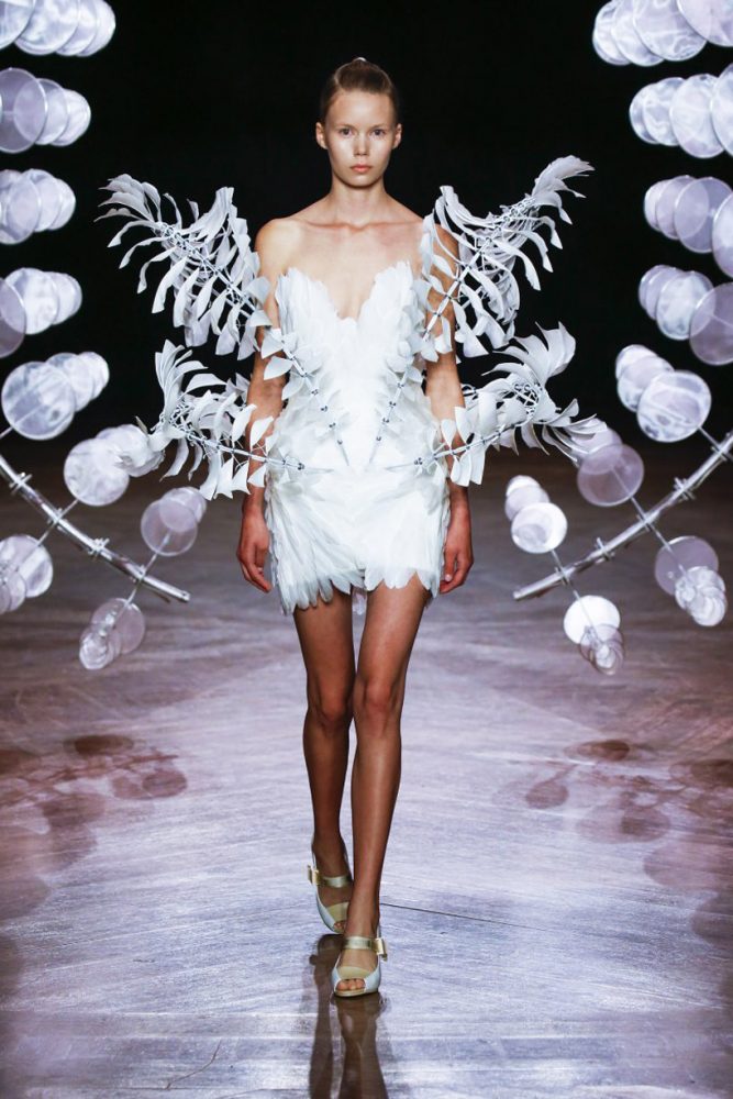 iris van herpen sculpts 'kinetic couture' that moves as models walk the ...