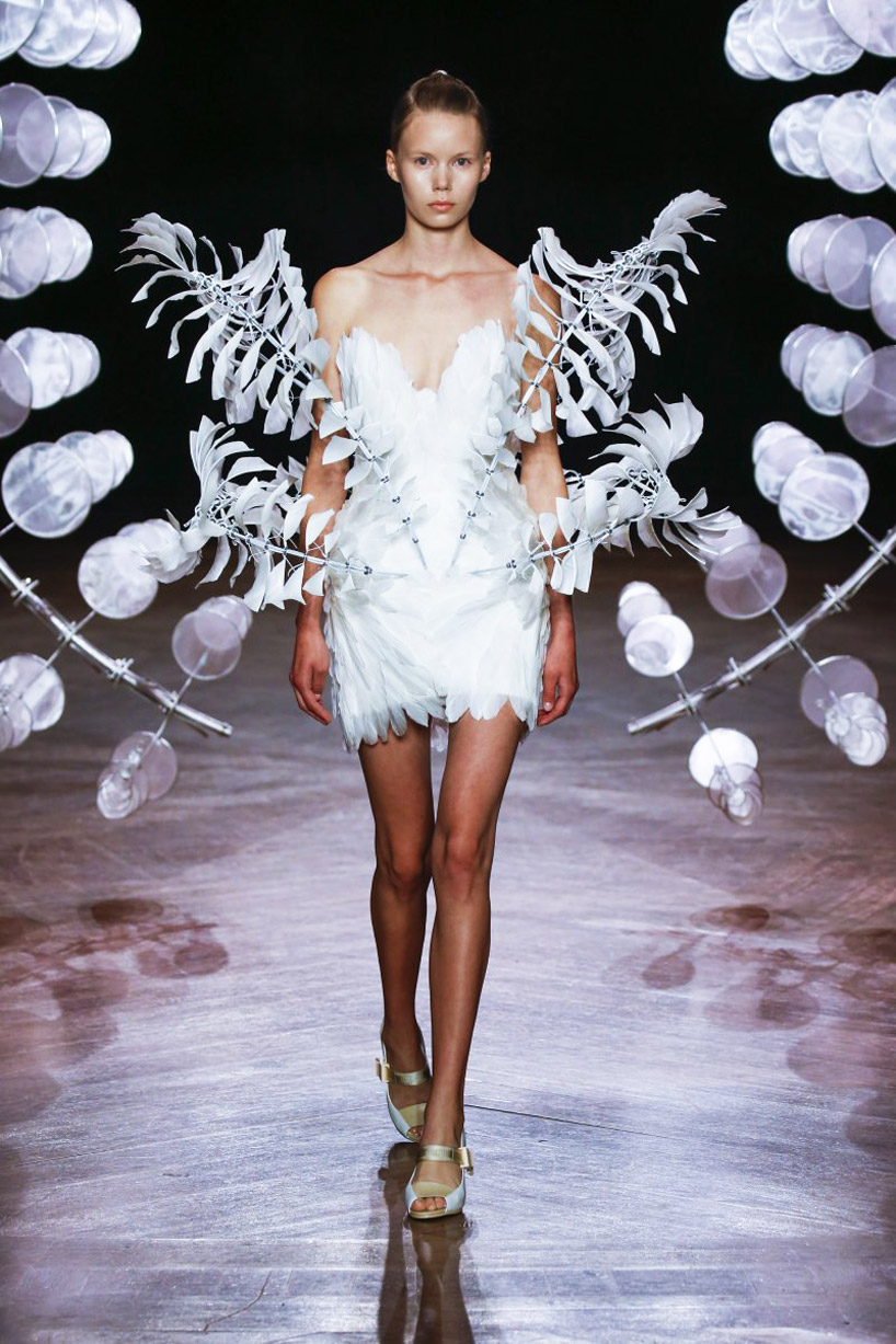 iris van herpen sculpts 'kinetic couture' that moves as models walk the  runway