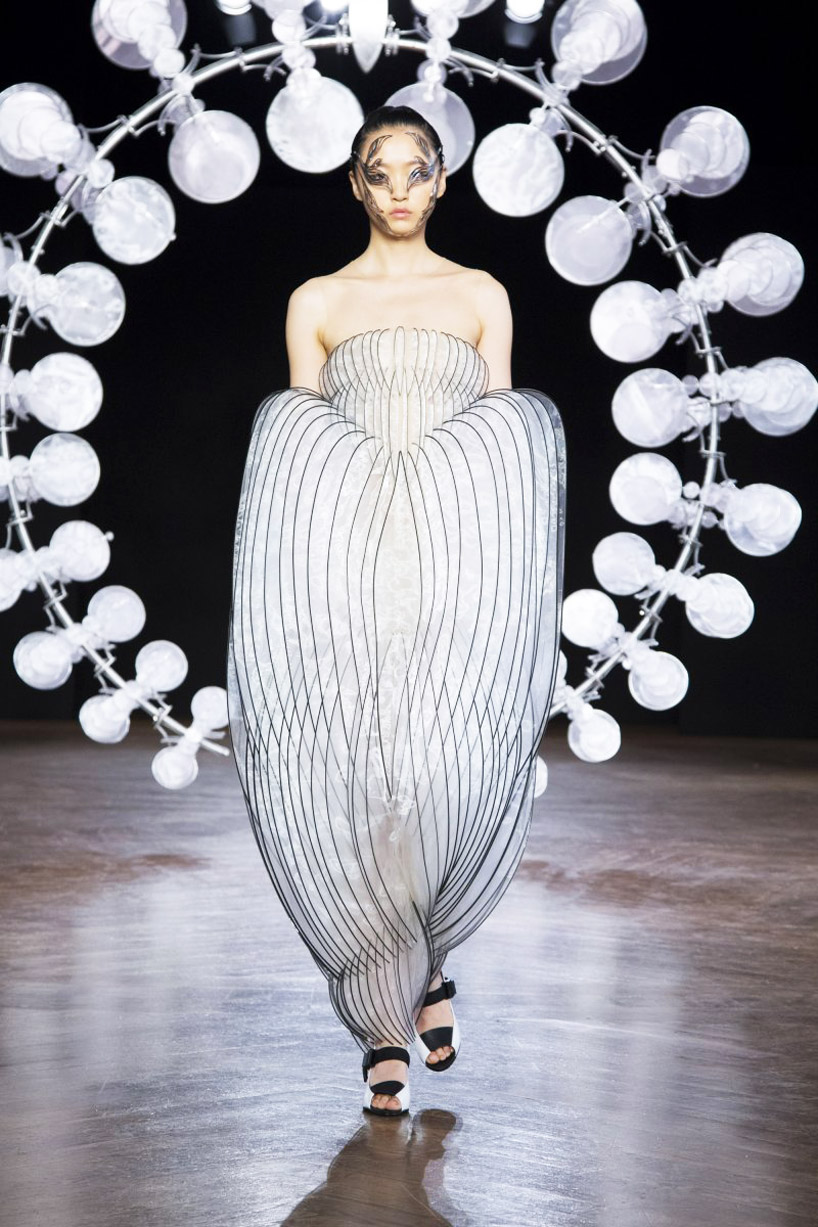 With Dresses That 'Move On Their Own', Kinetic Fashion Has The Internet's  Attention