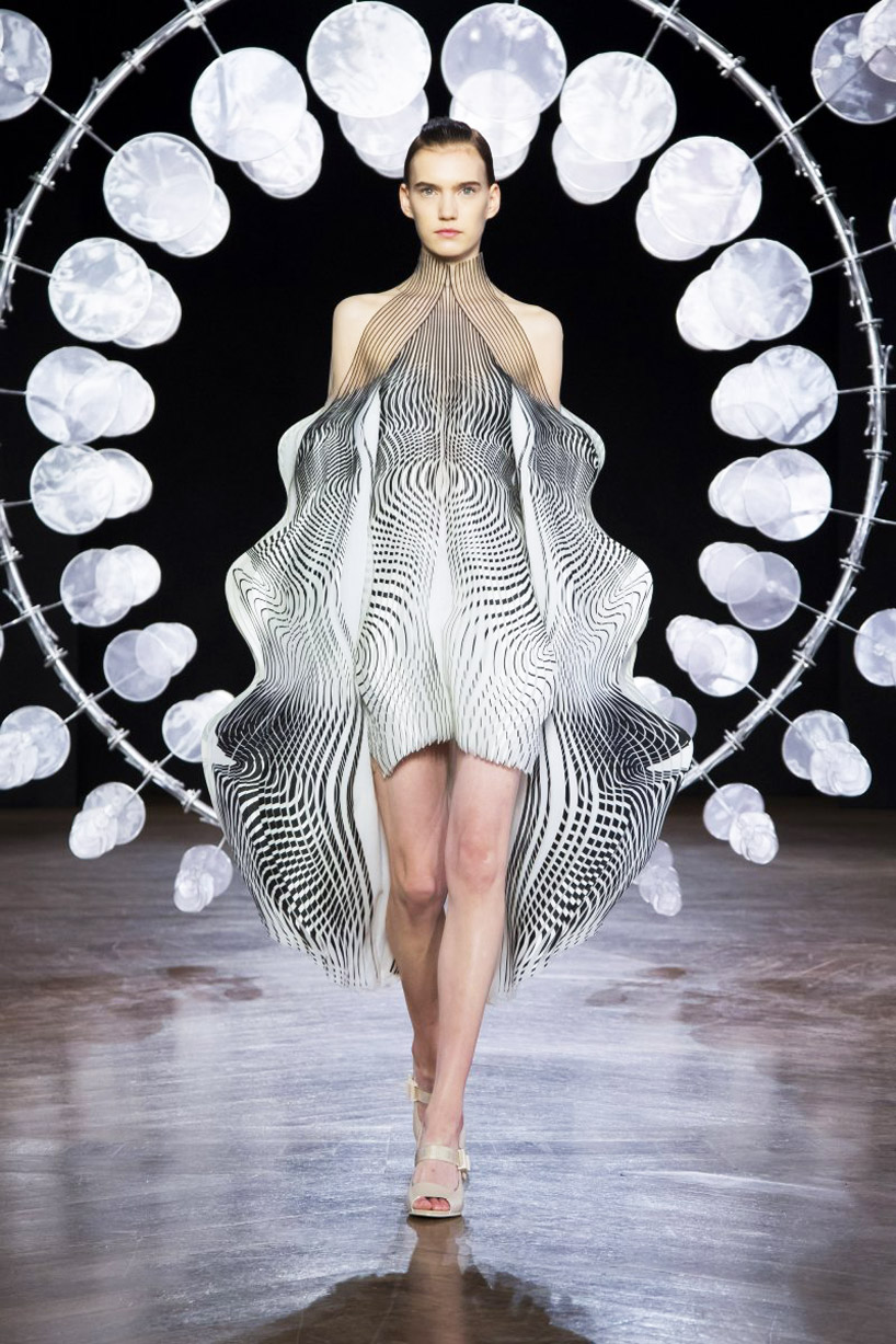 iris van herpen sculpts 'kinetic couture' that moves as models