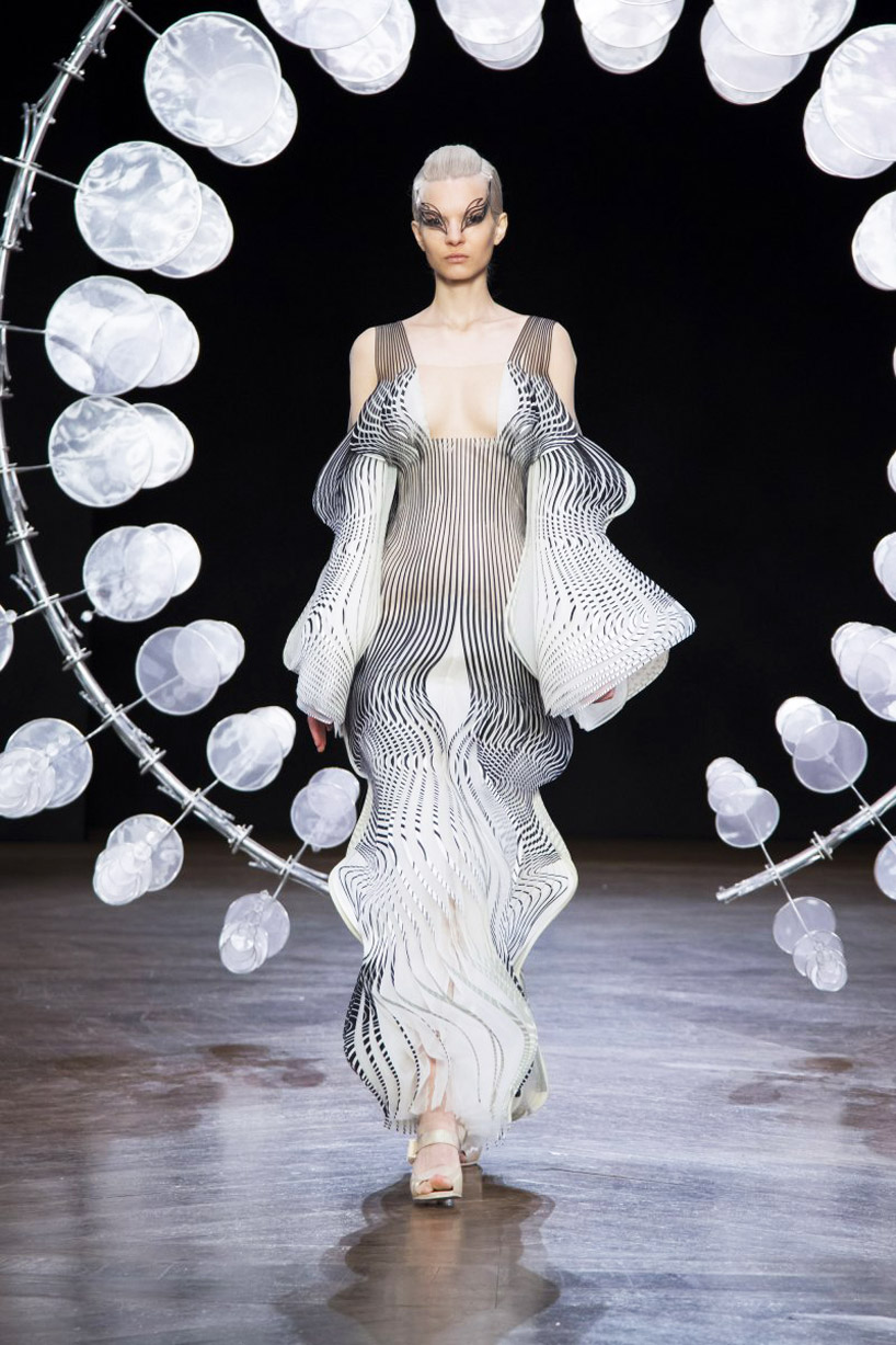 iris van herpen sculpts 'kinetic couture' that moves as models