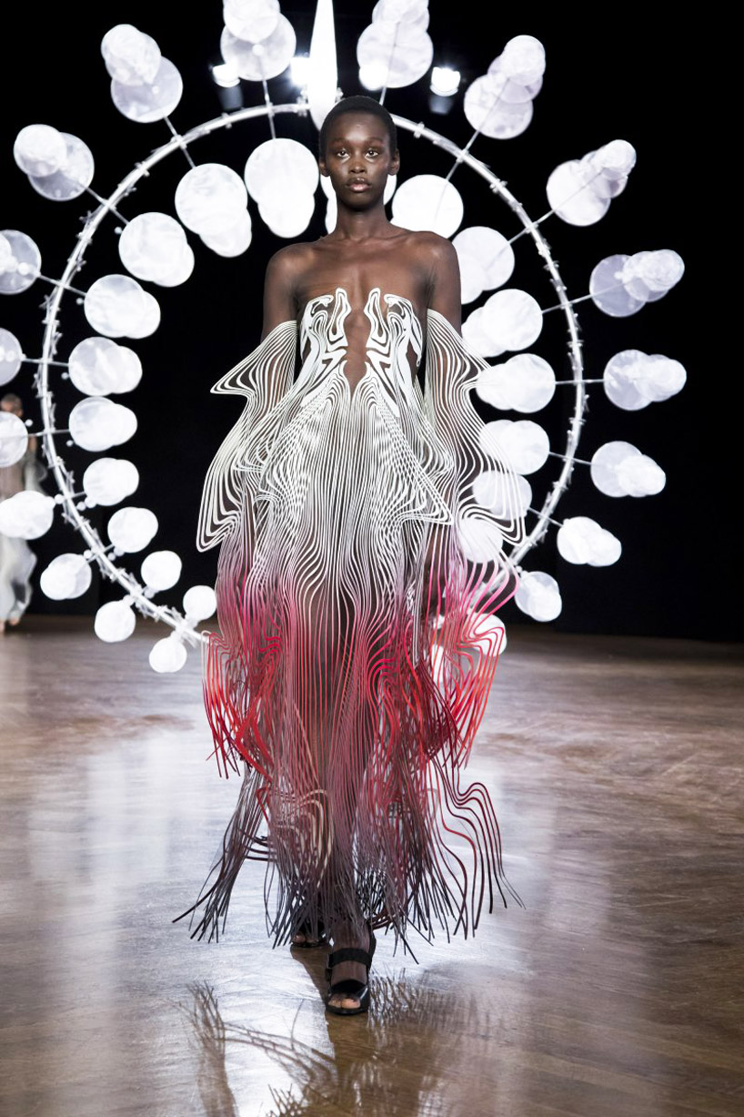 iris van herpen sculpts 'kinetic couture' that moves as models walk the  runway