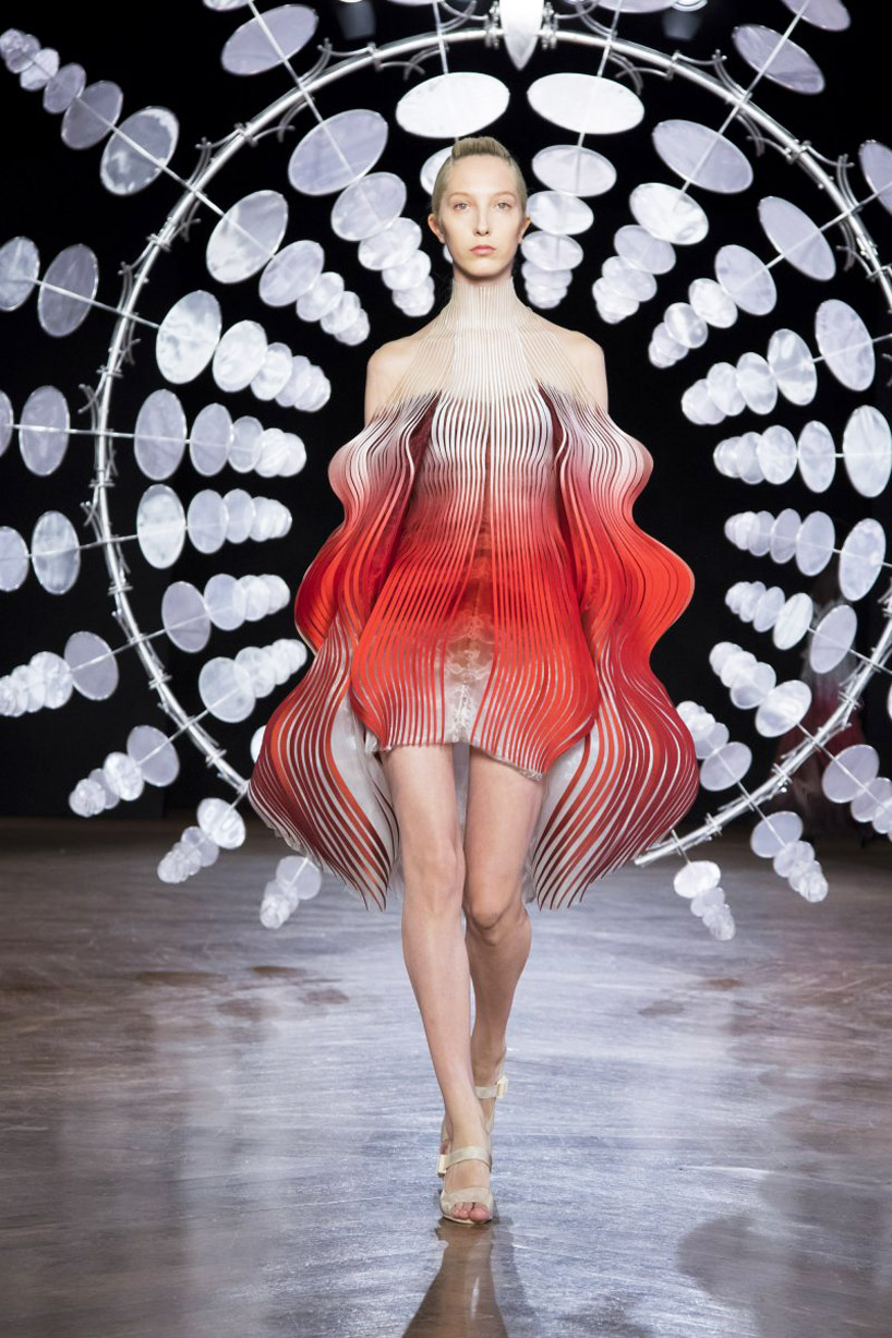 iris van herpen sculpts 'kinetic couture' that moves as models