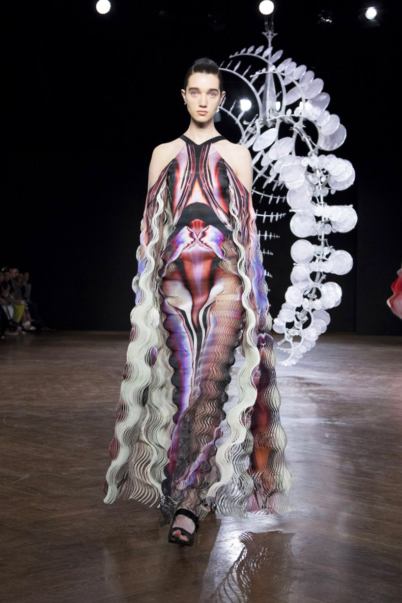 iris van herpen sculpts 'kinetic couture' that moves as models walk the  runway