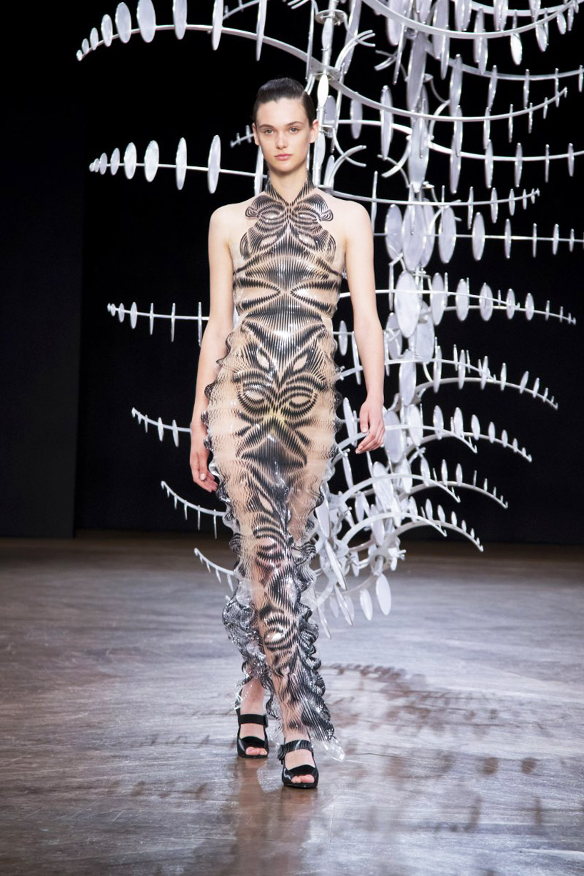 iris van herpen sculpts 'kinetic couture' that moves as models walk the ...