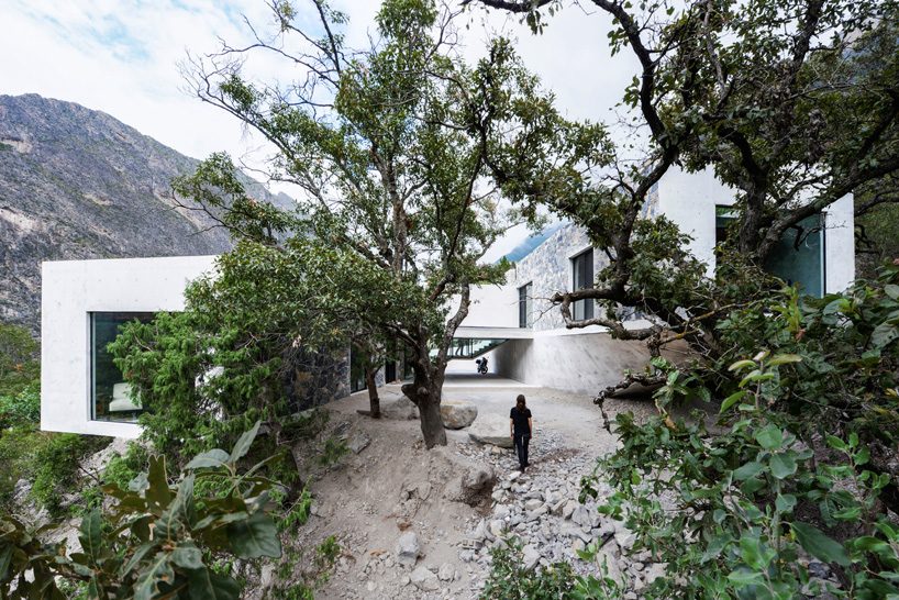 p+0 arquitectura combines concrete and stone in the 'bedolla' house in mexico