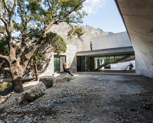 p+0 arquitectura combines concrete and stone in the 'bedolla' house in mexico