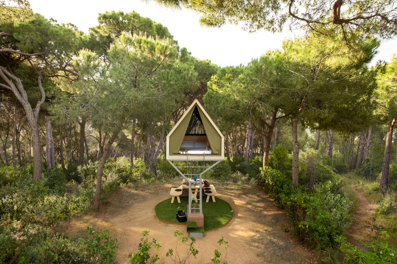 ERA architects elevates its pinea cabin among the trees of northern spain