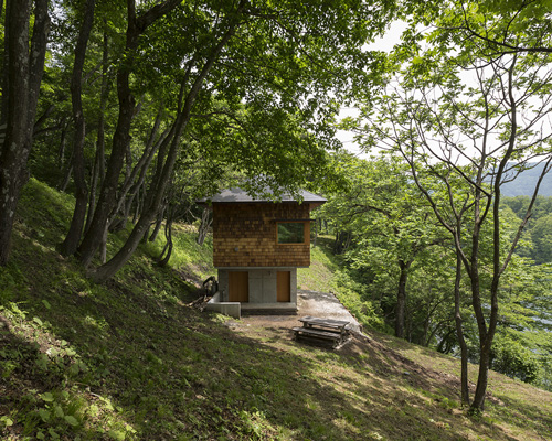 yashima architect & associates builds 37 sqm weekend house on the shores of japanese lake