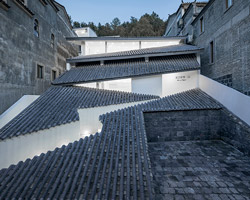 a zigzagged entrance articulates STUDIO QI's annso hill hotel in china