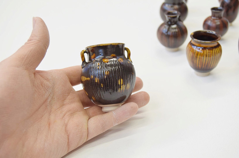 artis yuta segawa melempar ribuan vas keramik kecil