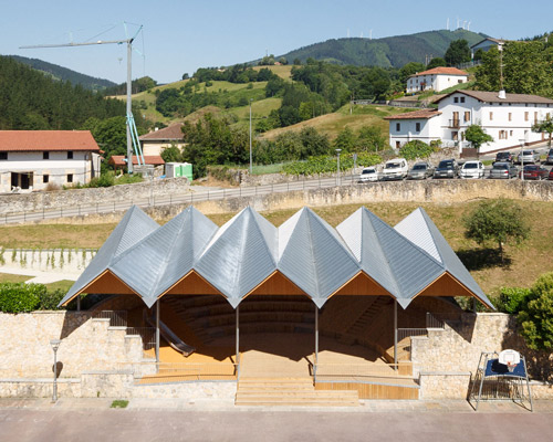 AZAB's updated herriko plaza brings new life to a town in the basque country