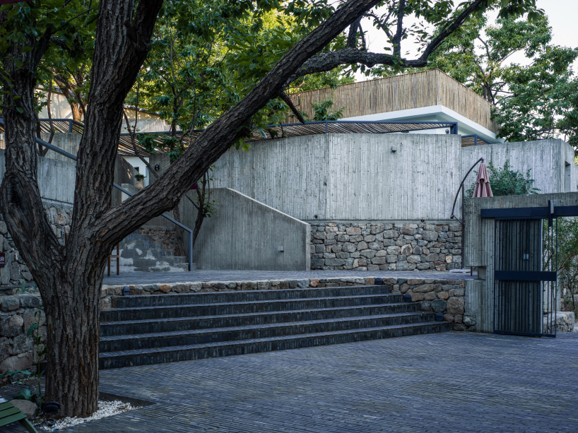DL atelier uses bamboo-formed concrete walls to divide hotel courtyard in china