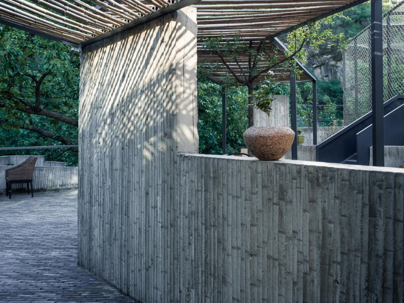 DL atelier uses bamboo-formed concrete walls to divide hotel courtyard in china