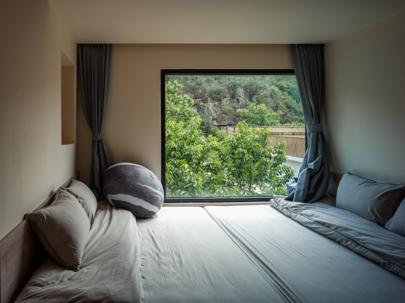 DL atelier uses bamboo-formed concrete walls to divide hotel courtyard in china