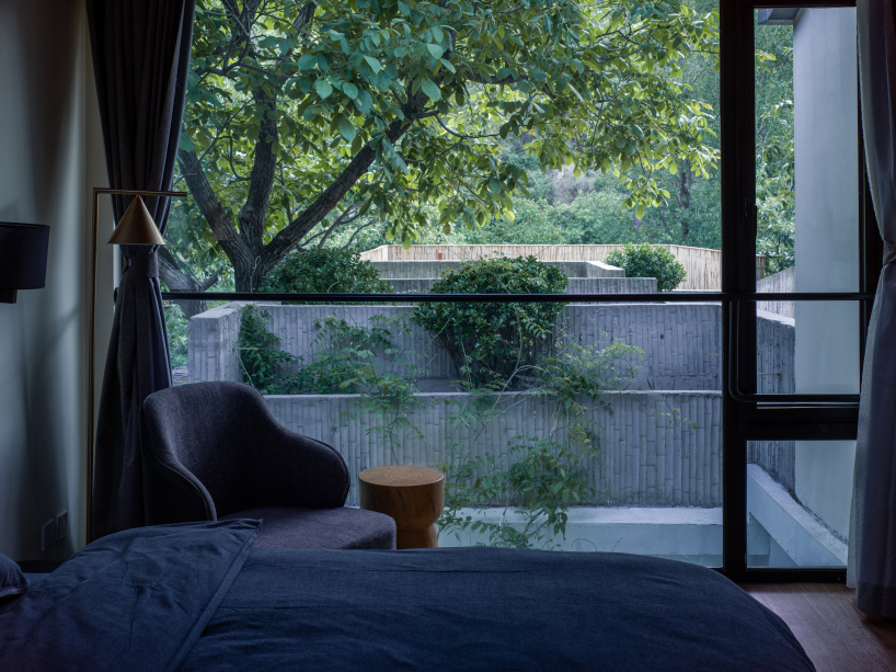 DL atelier uses bamboo-formed concrete walls to divide hotel courtyard in china