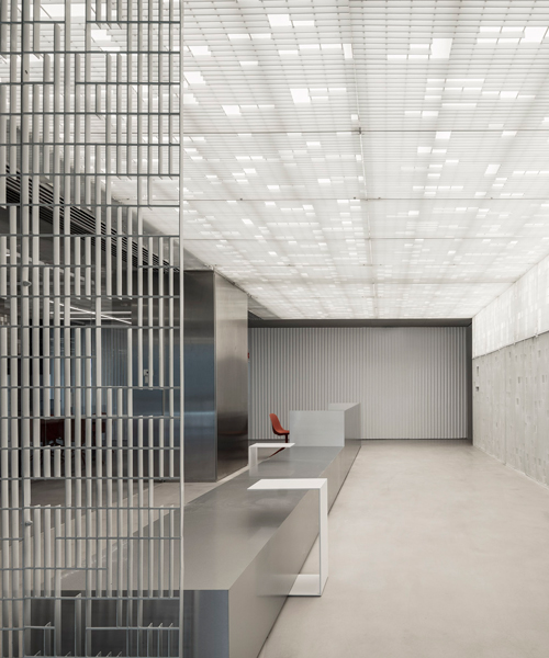 baranowitz goldberg architects turns industrial elements into modern office in tel aviv
