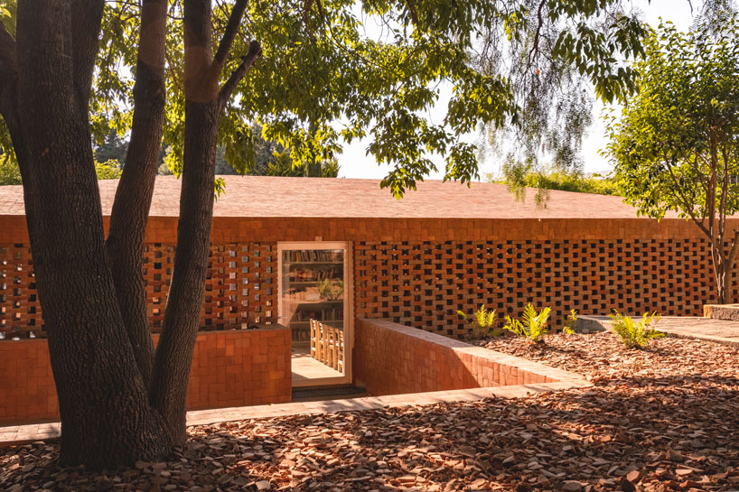 ivan marin arquitectura + doho constructivo build all-brick cultural center in mexico