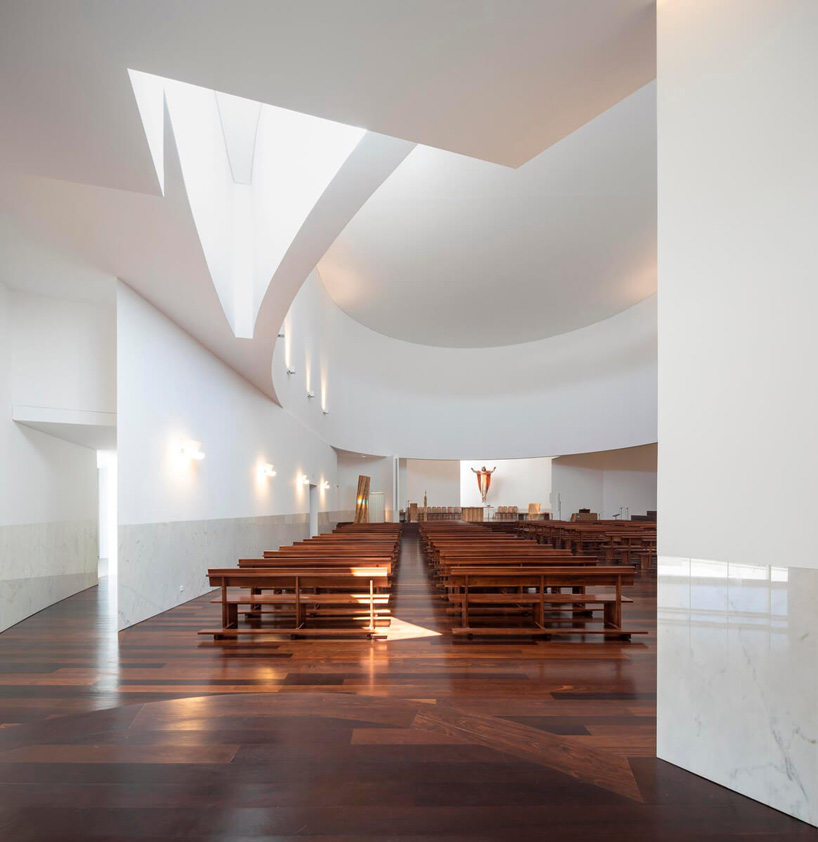 FCC arquitectura combines two curved walls for church in lagares, portugal