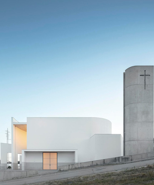 FCC arquitectura combines two curved walls for church in lagares, portugal