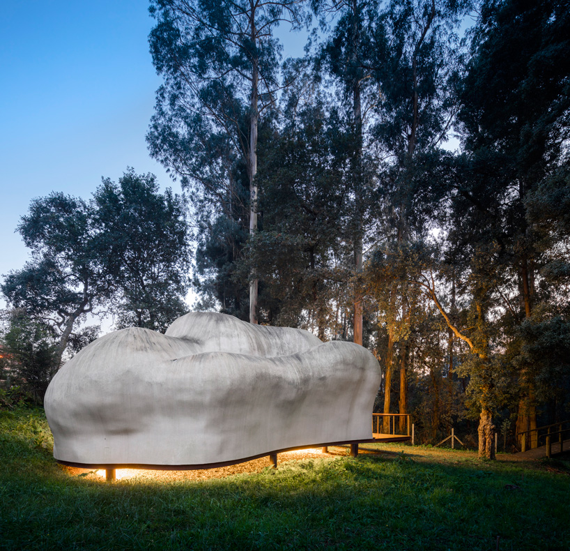 FCC arquitectura tops mato gallery in portugal with an organic, sculptural shell
