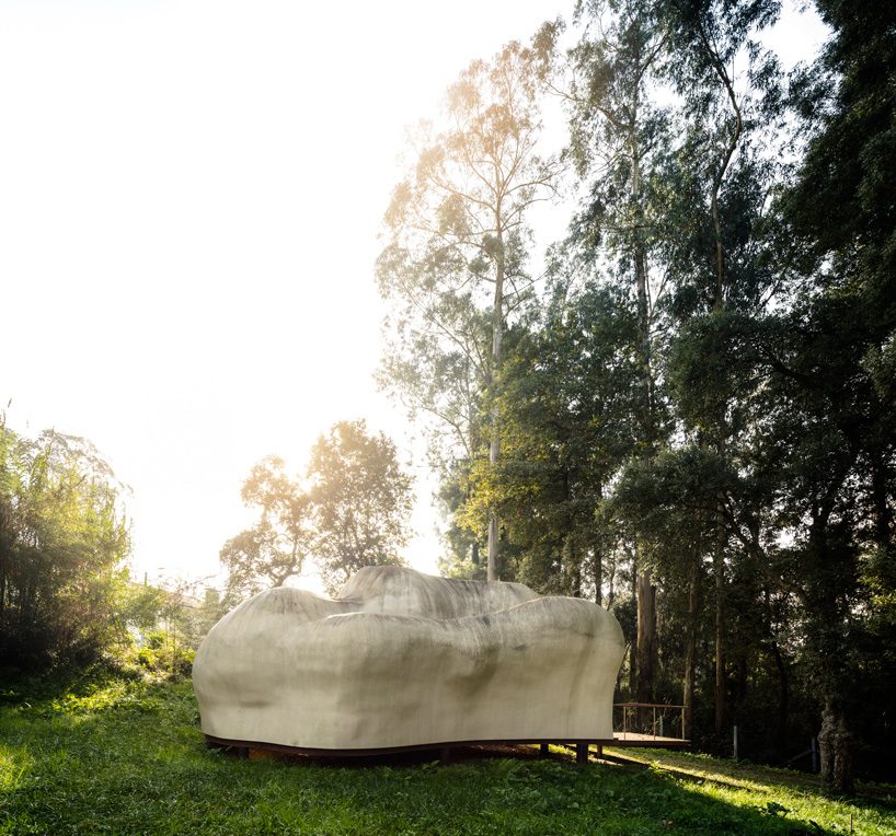 FCC arquitectura tops mato gallery in portugal with an organic, sculptural shell