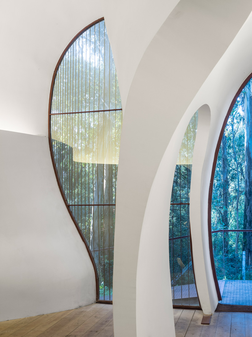 FCC arquitectura tops mato gallery in portugal with an organic, sculptural shell