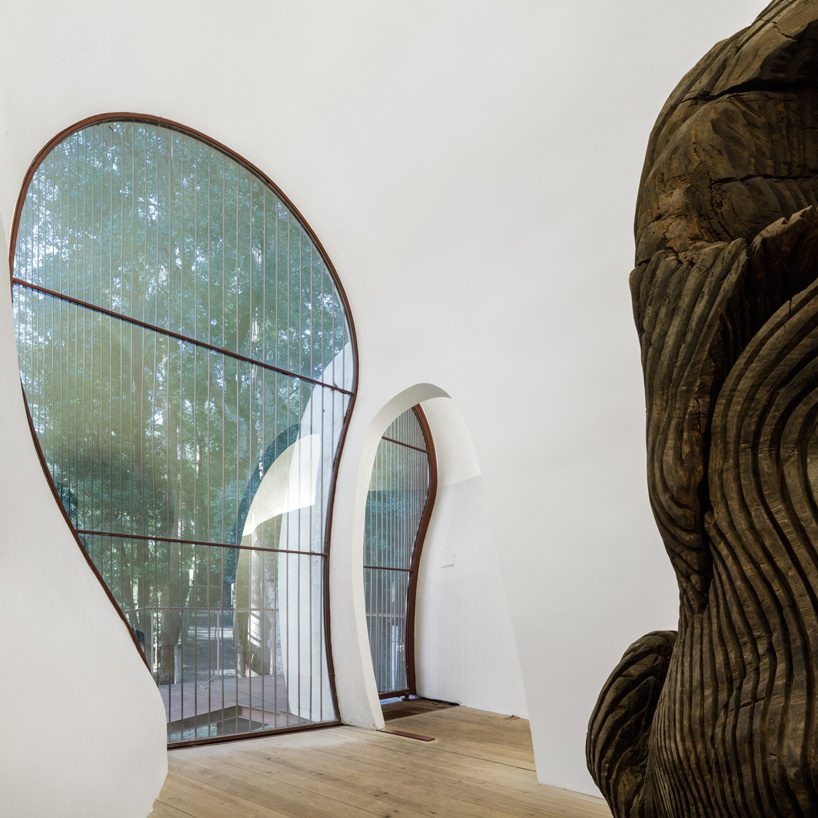 FCC arquitectura tops mato gallery in portugal with an organic, sculptural shell